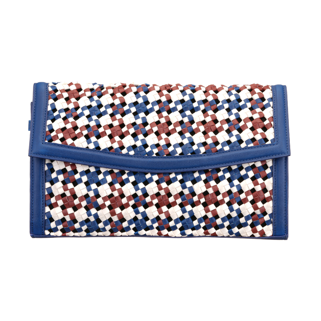 Etcetera Spring Summer 2025 Mosaico Clutch Beach in blue, white, and maroon woven pattern with sleek blue trim