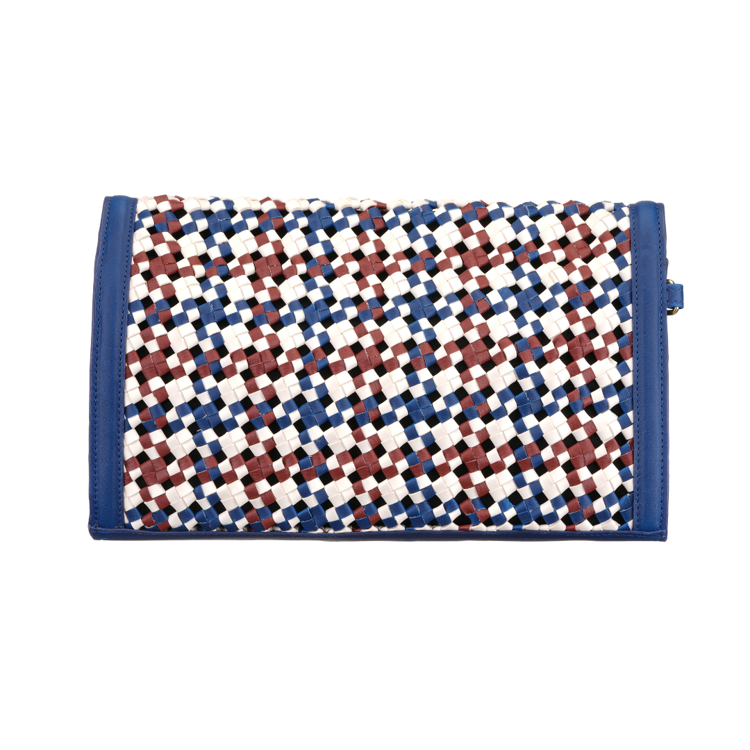 Etcetera Spring Summer 2025 Mosaico Clutch Beach in blue, white, and maroon woven pattern with sleek blue trim