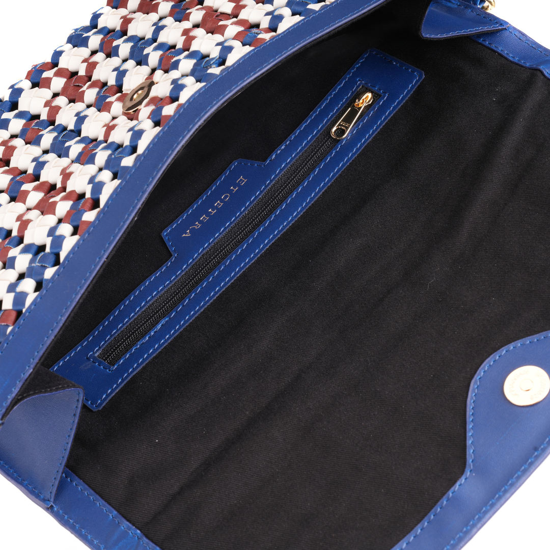 Etcetera Spring Summer 2025 Mosaico Clutch Beach in blue, white, and maroon woven pattern with sleek blue trim